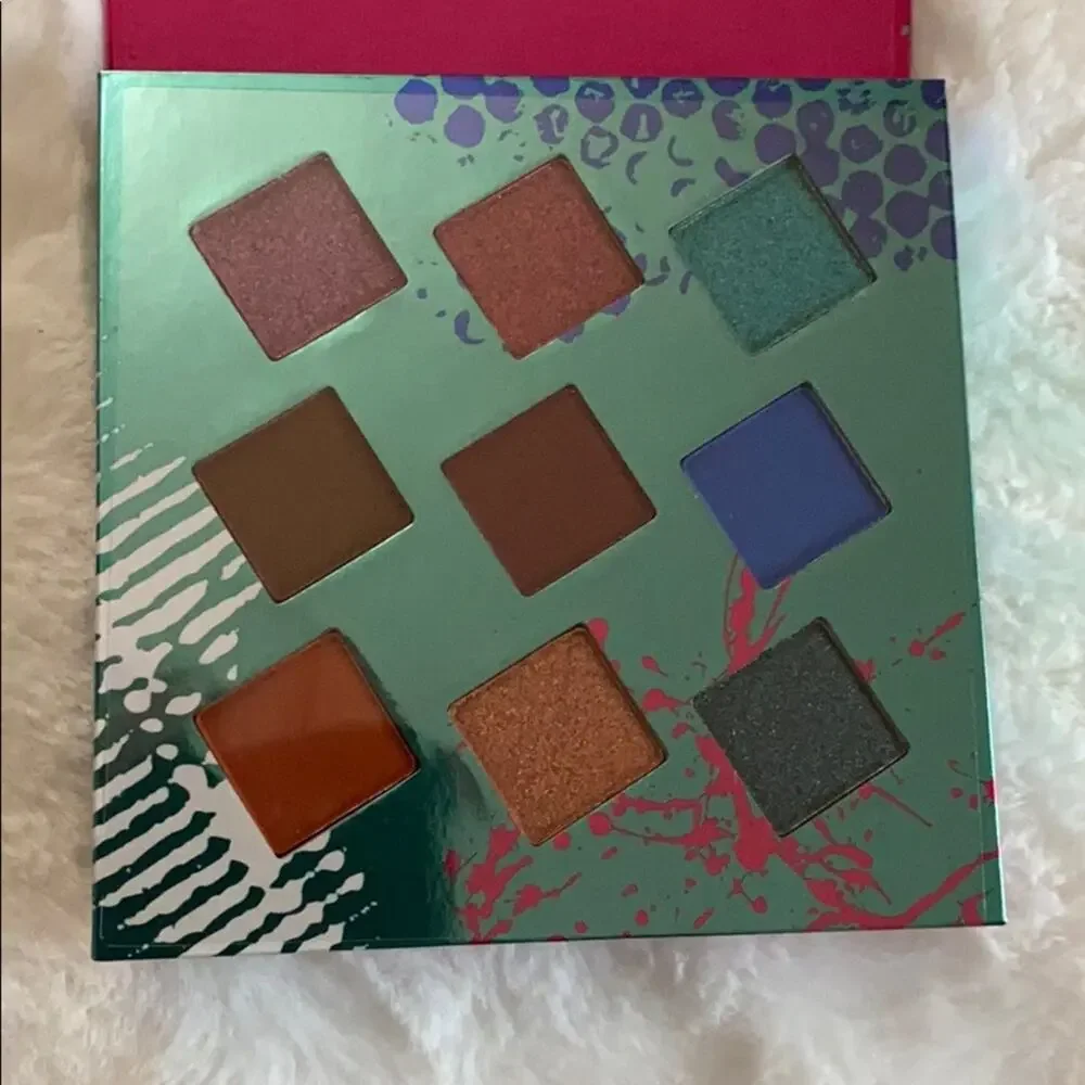Living in color eyeshadow palette